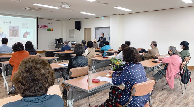 동해석곡도서관 ‘한시로 보는 역사와 철학’ 강좌 수업 모습.  /포항시립동해석곡도서관 제공