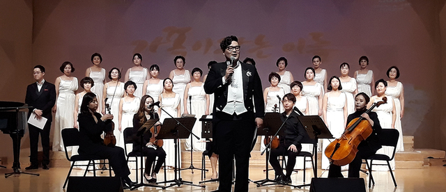 포항시립중앙아트홀 전경 (위), 벨라미치문화예술연구소 공연 모습.  /포항문화재단 제공