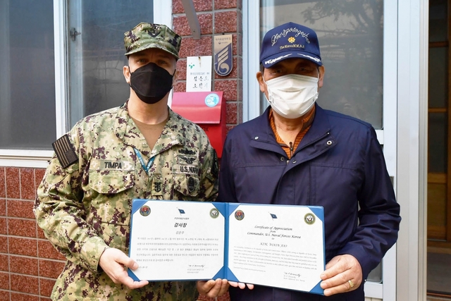 주한미해군사령부 다렐 팀파(Darrell Timpa, 왼쪽) 주임원사가 14일 울릉도에 거주하는 참전용사 김운주(78세, 왼쪽)옹을 방문해 주한미해군사령관 명의의 감사장을 전달하고 있다. /1함대사령부제공