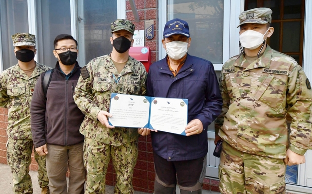 주한미해군사령부 봉 리(Bong Lee, 왼쪽에서 첫 번째) 공병참모와 다렐 팀파(Darrell Timpa, 왼쪽에서 세 번째) 주임원사 등 주한미해군사령부 장병들이 14일울릉도에 거주하는 참전용사 김운주(78세, 왼쪽에서 네번째)옹을 방문해 주한미해군사령관 명의의 감사장을 전달하고 있다. /1함대사령부제공