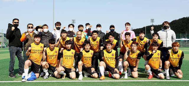 제24회 경북매일신문 사장기 클럽대항 축구대회 청년부에서 우승을 차지한 2.7클럽 선수와 임원들이 파이팅을 외치고 있다.   /이용선기자 photokid@kbmaeil.com