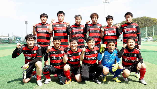 제24회 경북매일신문 사장기 클럽대항 축구대회 장년부에서 우승을 차지한 포항 유나이티드 선수들이 파이팅을 외치고 있다.   /이용선기자 photokid@kbmaeil.com
