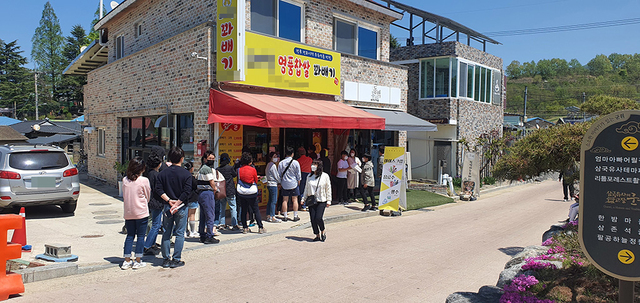 특히 SNS를 통해 유명세를 탄 국수전문점을 비롯한 식당에는 종일 길게 줄지어 선 광경이 펼쳐졌다.  /김현묵기자 muk4569@kbmaeil.com