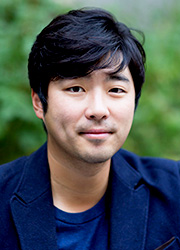 이병철 문학평론가이자 시인. 낚시와 야구 등 활동적인 스포츠도 좋아하며, 대학에서 학생들을 가르치고 있다.