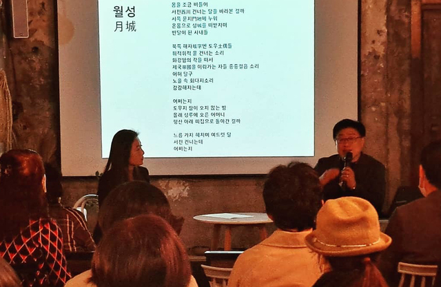 꿈틀로에 자리한 청포도 다방은 포항의 문화사랑방 역할을 하고 있다.