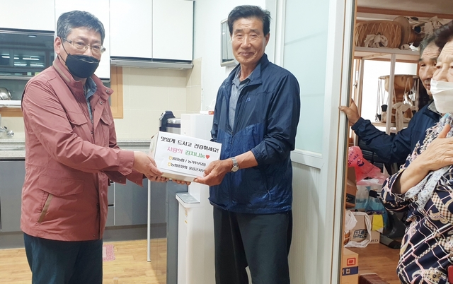 정종학농협장이 김치를 전달하고 있다.