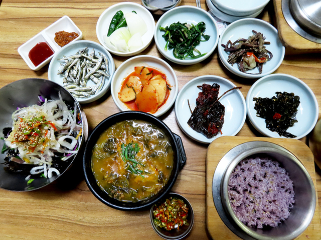 꽁치 다대기 추어탕과 회밥.