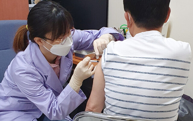 울릉도에서는지난달 31일부터 65세 이상 예방접종을 하는 등  60세 이상 코로나19 에방 접종이 순조롭게 진행되고 있다.