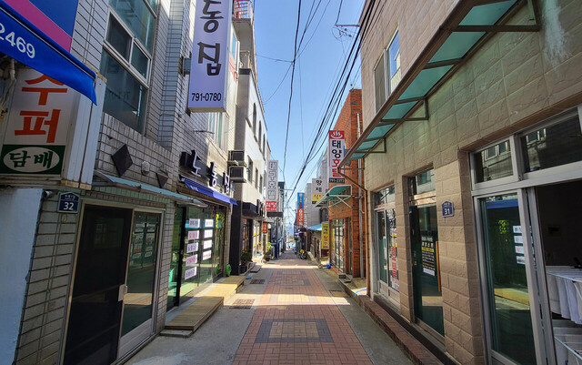 울릉도 관문 울릉읍 도동리 숙박업소 골목 2013년 관광객 40만명이 넘자 숙박업소 신ㆍ증축하면서 빚을 내 많은 만자투자가 됐지만 이후 세월호, 메르스사태에 이어 코로나19로 위기에 내몰리고 있다.