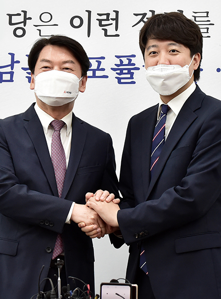 16일 오후 서울 여의도 국회에서 국민의힘 이준석 당 대표가 취임 인사차 국민의당 안철수 당 대표를 예방하고 있다. /연합뉴스