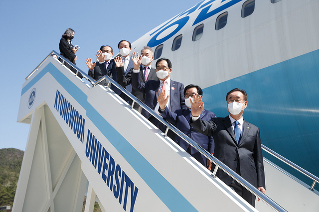 지난 4월 5일 통합신공항 시대를 대비하기 위해 구미, 군위, 의성, 칠곡이 ‘하늘길 동맹 협약’을 체결한 가운데 각 지역 단체장들이 하늘길 동맹 입장 퍼포먼스를 하고 있다.  /구미시 제공