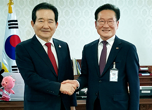최기문 영천시장이 정세균 국무총리를 만나 긴급 현안을 설명하고 예산지원을 요청하고 있다.