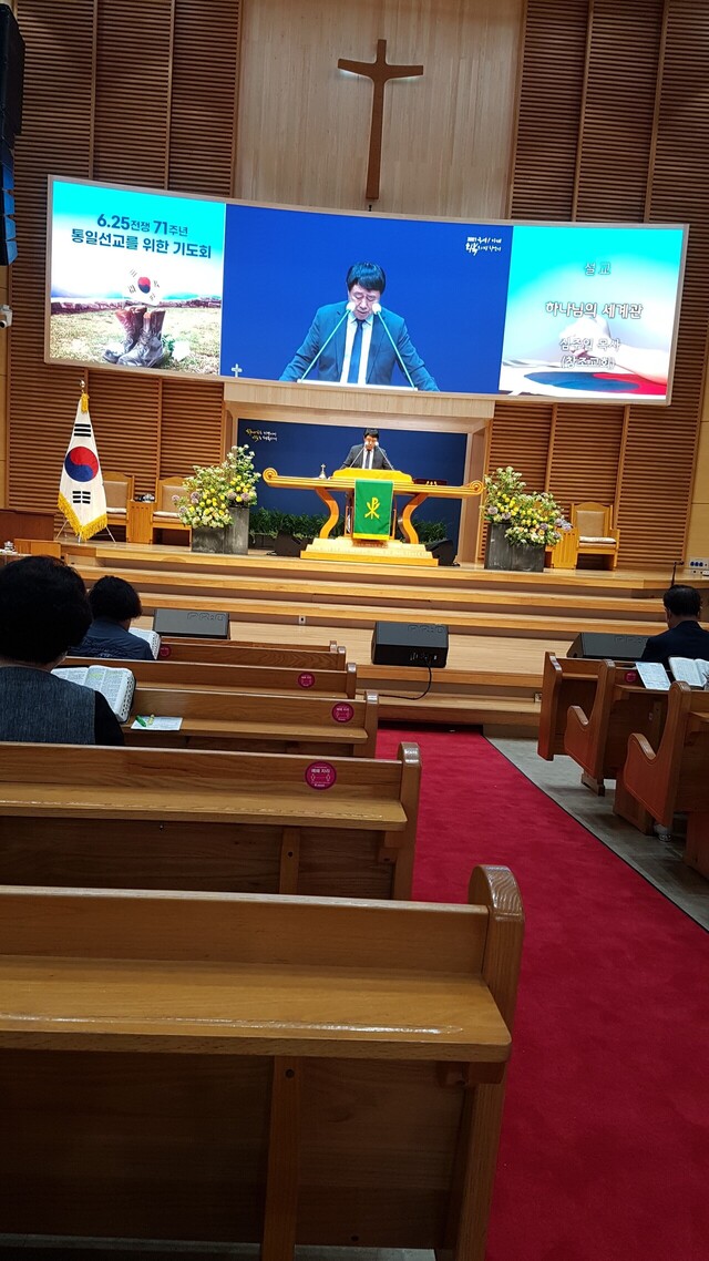 설교하는 심주일 목사.