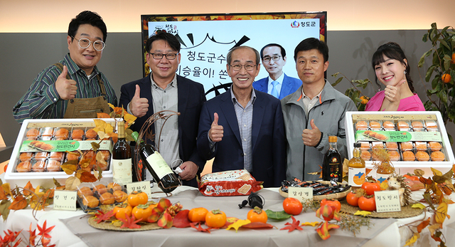 지역 농특산물의 판촉을 위해 뛰고 있는 이승율 군수가 네이버 쇼핑과 청도새마을휴게소에서 지역특산물을 판매하고 있다.