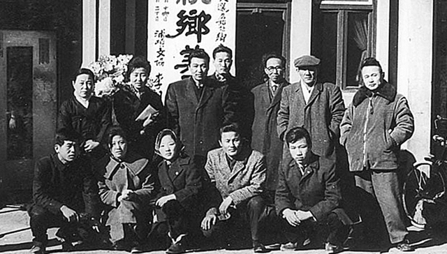 1963년 청포도다방 앞에 모인 지역의 예술인들. 중앙상가 우체국 옆에 있던 청포도다방은 지역 예술인들의 사랑방 역할을 했다.