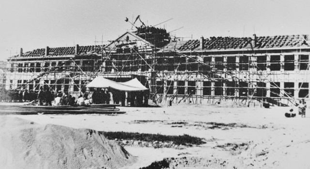 포항여고 동창회 창립 기념(1946년 8월 24일·사진 위). 포항여고 신축 공사.  /포항여고 총동창회 제공