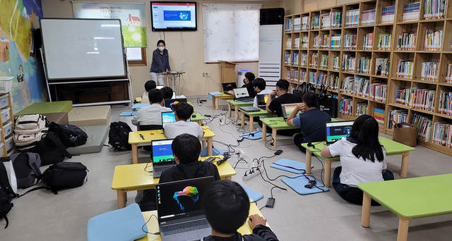 (재)포항테크노파크 경북SW진흥본부가 SW미래채움 사업의 일환으로 도서 벽지 학생들을 위한 ‘찾아가는 SW교육’을 실시하고 있는 모습.