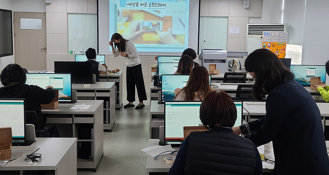 (재)포항테크노파크 경북SW진흥본부가 경북도민의 디지털 격차 및 소외감 해소, 생활 속 AI·SW교육 등의 목표를 위해 지역민들을 대상으로 SW체험교육을 운영하고 있는 모습.