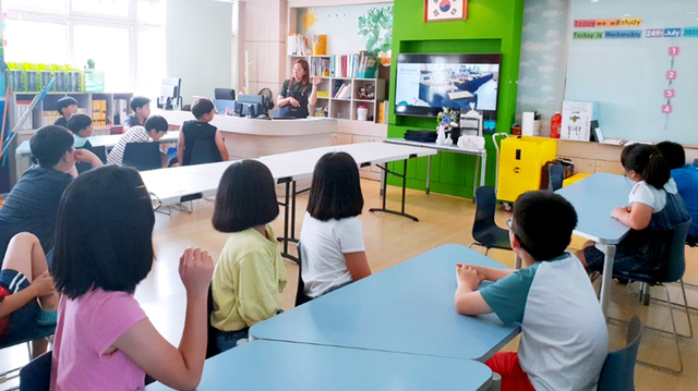 파티공작소가 울진의 초등학교에서 진행한 체험 현장.
