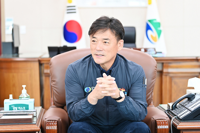 맞춤형 복지서비스의 필요성을 이야기하는 윤경희 청송군수.