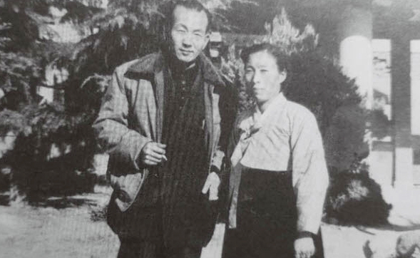 1951년 포항여고 교정에서 한흑구와 아내 방정분 여사.   /사진 제공 : 한동웅
