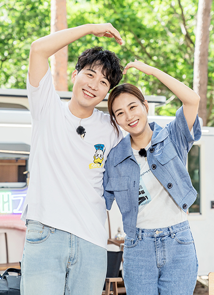 도경완(왼쪽부터)-장윤정 부부. /LG헬로비전 제공