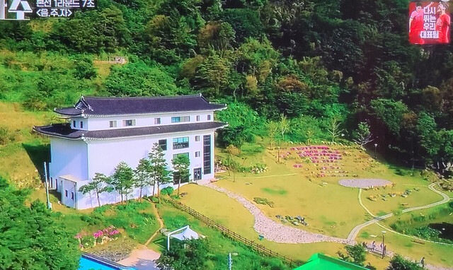 이장희씨가 사는 울릉천국과 울릉천국아트센타와 야외 공연장 /BS 2TV 새가수 화면 캡쳐