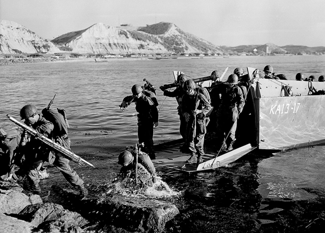 6·25 전쟁 당시 학산방파제(현 포항여객선터미널)에서 이루어진 미군의 포항 상륙(‘The New York Times’).  /이재원의 ‘사진으로 읽는 포항도심’,  나루.