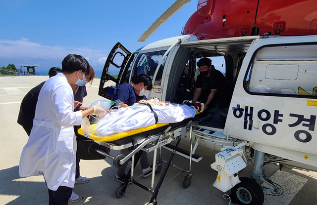 11일 동해해경 양양항공기 헬기 울릉도에서 발생한 응급환자를 육지 대형병원으로 후송했다 /자료사진