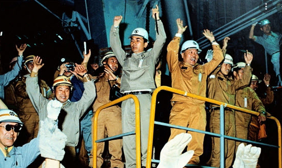 포항제철소 임직원들이 첫 쇳물이 생산되는 광경을 보며 기뻐하고 있다.  /포스코 제공