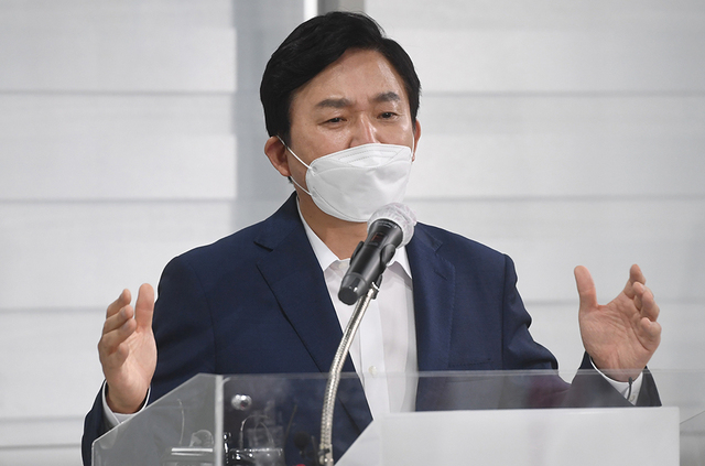 18일 서울 여의도 중앙당사에서 긴급 기자회견을 열고 있는 원희룡 전 제주지사. /연합뉴스