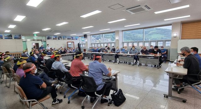해양수산부의 트롱어선 동해진출에 대해 설명을 듣는 울릉도 어민들이 대형트롱 동해진출 반대 머리띠를 하고 강력반발했다.