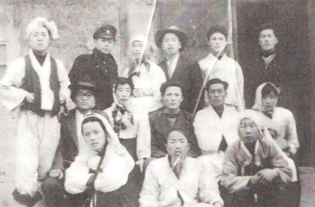 연극 ’백합이 지던 날’ 공연을 마친 기계 청년들(1957년 2월 22일).