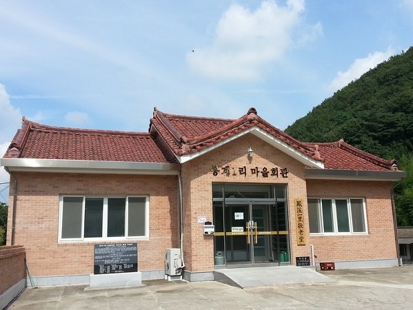 광복 직후부터 1957년까지 연극 공연을 했던 창고의 터. 지금은 봉계1리 마을 회관이 들어서 있다.