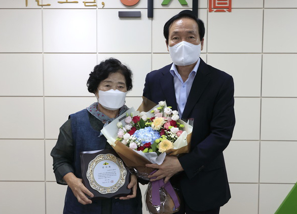 김주수 의성군수가 의성성광성냥 공장을 의성군에 기증한 고 손진국씨를 대신해 배우자인 김춘자 여사에게 감사패를 전달하고 있다.  /의성군 제공