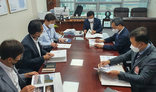 오도창 영양군수가 지난 5월 박형수 국회의원(영주·영양·봉화·울진)을 방문, ‘31번국도 선형개량사업의 국가계획 반영 관련 지원을 요청하고 있다.