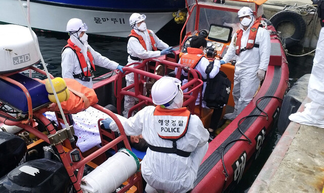 동해해경청 포항해경 경비함이 울릉군 코로나19 확진자 2명을 육지 전문병원으로 후송했다. /자료사진