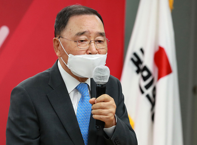 정홍원 선거관리위원장이 5일 역선택 방지조항 등에 관련해 발언하고 있다.  /연합뉴스