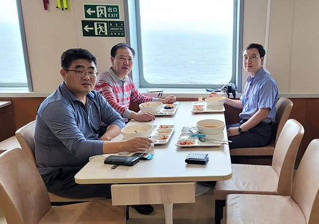 뱃멀리를 많이한다는 남진복 경북도의원(울릉)이 운항 중 제공된 식사를 거든히 했다. /남진복의원 제공