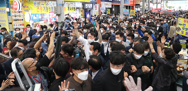 17일 오후 포항 죽도시장을 방문한 국민의 힘 대권주자인 윤석열 전 검찰총장이 밀려드는 수많은 지지자의 환호에 손을 들어 답하고 있다. /이용선기자 photokid@kbmaeil.com