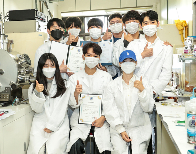 ‘한국전기전자재료학회 2021 전시회, 워크숍 및 논문 발표회’에서 수상한 영남대 신소재공학부 학생들.