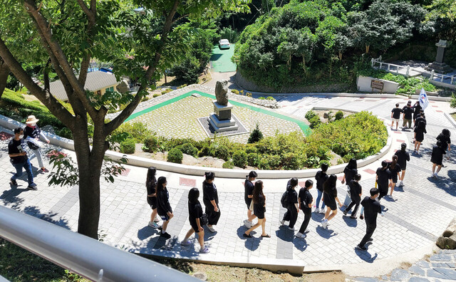 전국 다문화청소년들이 역사(독도, 울릉도) 문화탐방 활동(독도박물관 행군)을 하고 있는 모습