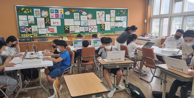 신원초 학생들이 SW수업을 통해 센서의 작동원리를 이해하고 센서를 이용해 작품을 만들어내는 활동을 하고 있다. /신원초 제공