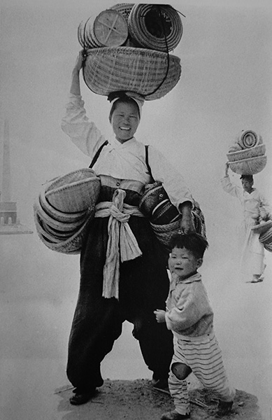 박영달의 ‘길동무’ 1963. 제23회 아사히국제사진살롱 입선.