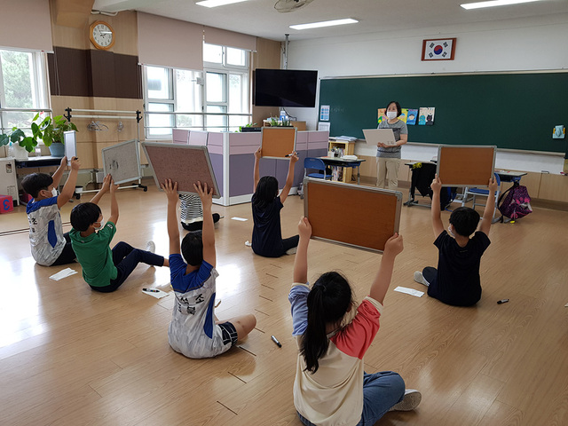 청성초 학생들이 지난 6일 교내에서 열린 ‘독서골든벨’을 참가해 문제를 풀고 있다.  /청성초 제공