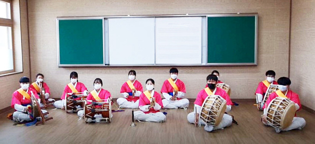 포항 장기중학교 학생들이 전국 풍물대회에 참가하기 위해 연습을 진행하고 있다.  /경북도교육청 제공