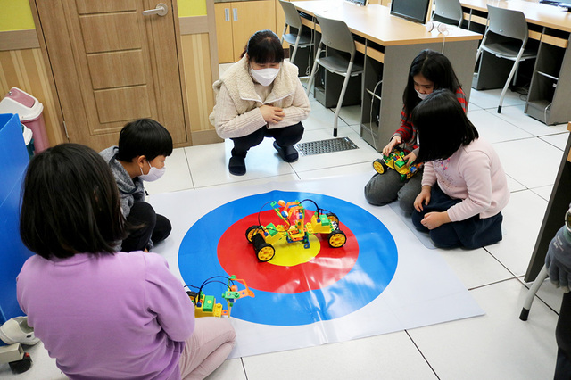고령 덕곡초가 전교생을 대상으로 작은학교 자유학구제 특별프로그램인 ‘블록코딩, 로봇코딩, 메카트로닉스’ 프로그램 체험 활동을 진행했다.  /경북도교육청 제공