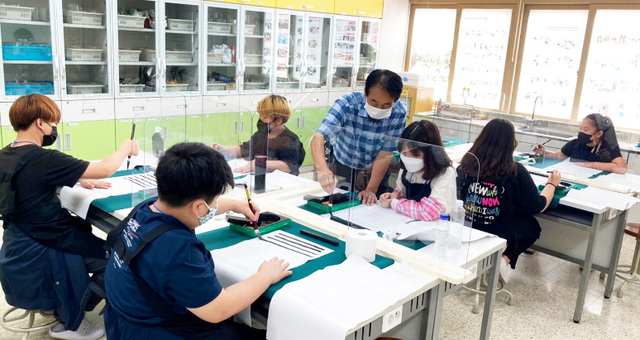 칠곡 관호초등학교가 작은 학교 자유학구제 특별 프로그램 중 하나인 ‘서예’ 수업을 전교생을 대상으로 실시했다.  /경북도교육청 제공