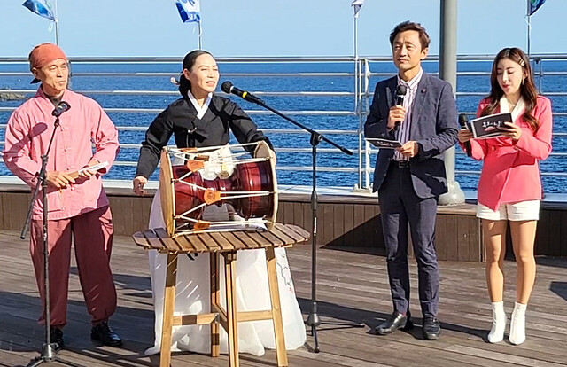 지난 25일 오후 2시, 온라인 라이브 포항MBC 독도의 날 특집에서 황효숙 독도홍보대사와 (사)울릉도아리랑보존회 이노동 부회장이 MC 이동기 포항MBC센터장과 가수 은유리에게 아리랑을 가르치고 있다.
