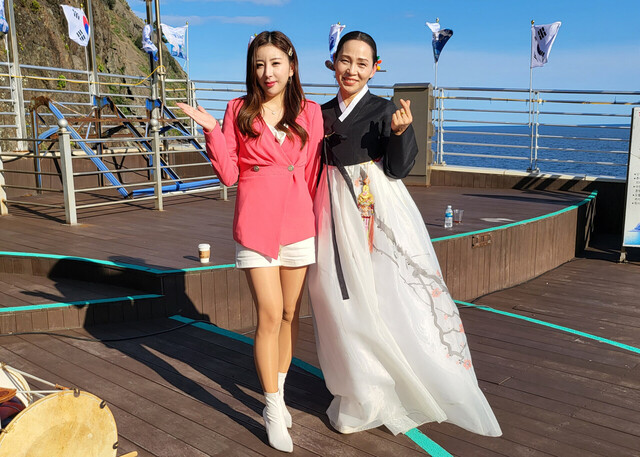 MC 가수 은유리씨(사진 왼쪽)와 황효숙독도 홍보대사 (울릉도아리랑보존회장, 울릉도아리랑전승자)가 25일 독도의 날 ‘포항MBC 창사특집 독도의 날 생방송 중 기념촬영